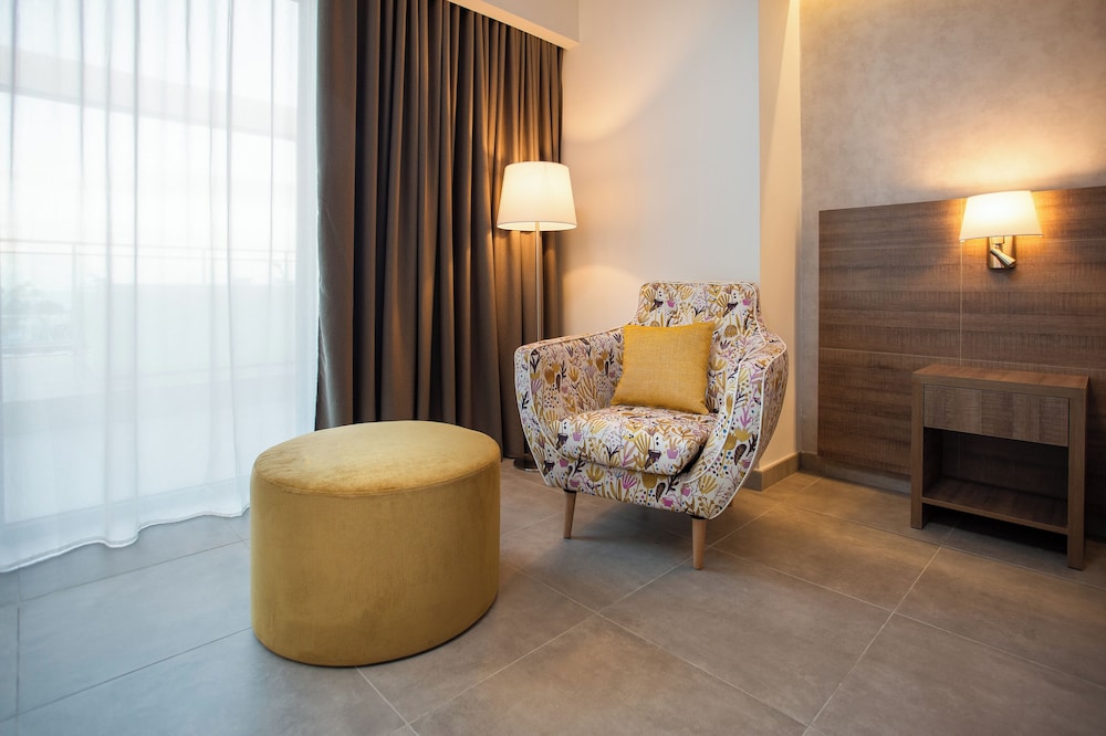 Luxury Suite - Photo 16