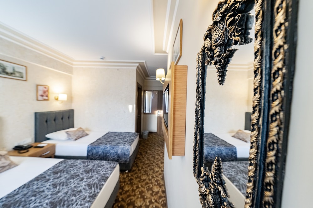 Standard Room with City View and French Balcony (Twin Bed) - Photo 19