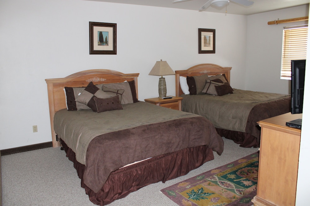 Room 307, The Meadows Room, 2 Queen Beds