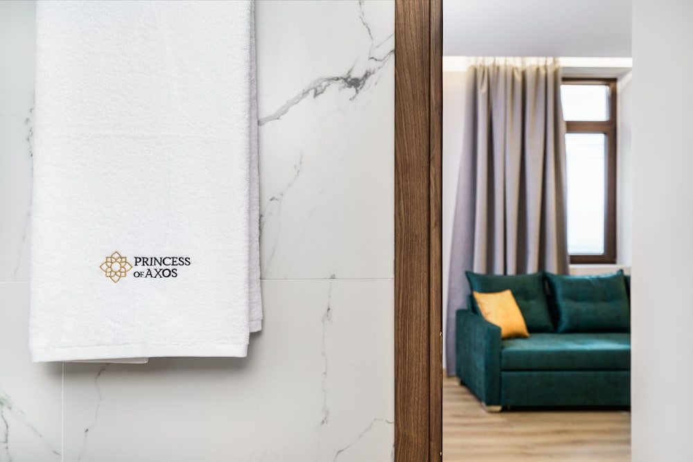 Master Connecting Suite with Mountain View photo 3
