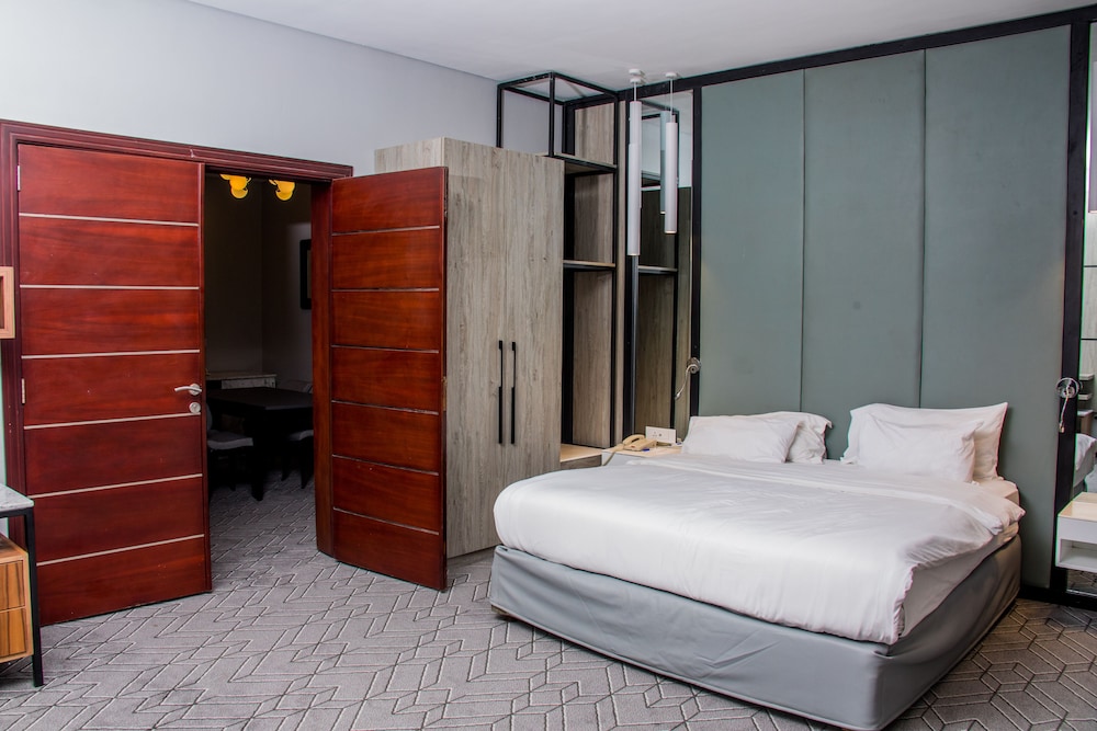 Suite, Pool View - Photo 21