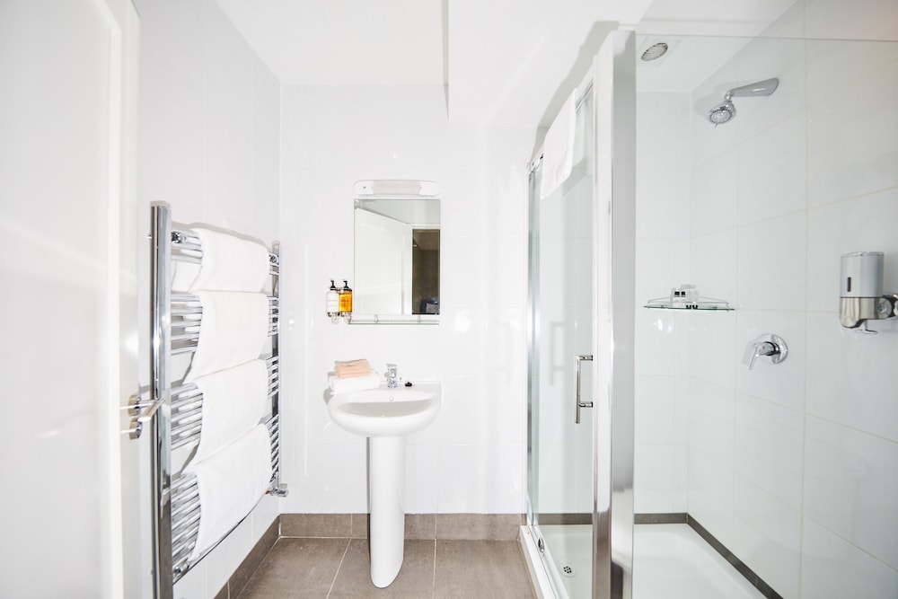 Double Room, 1 Queen Bed, Private Bathroom photo 2