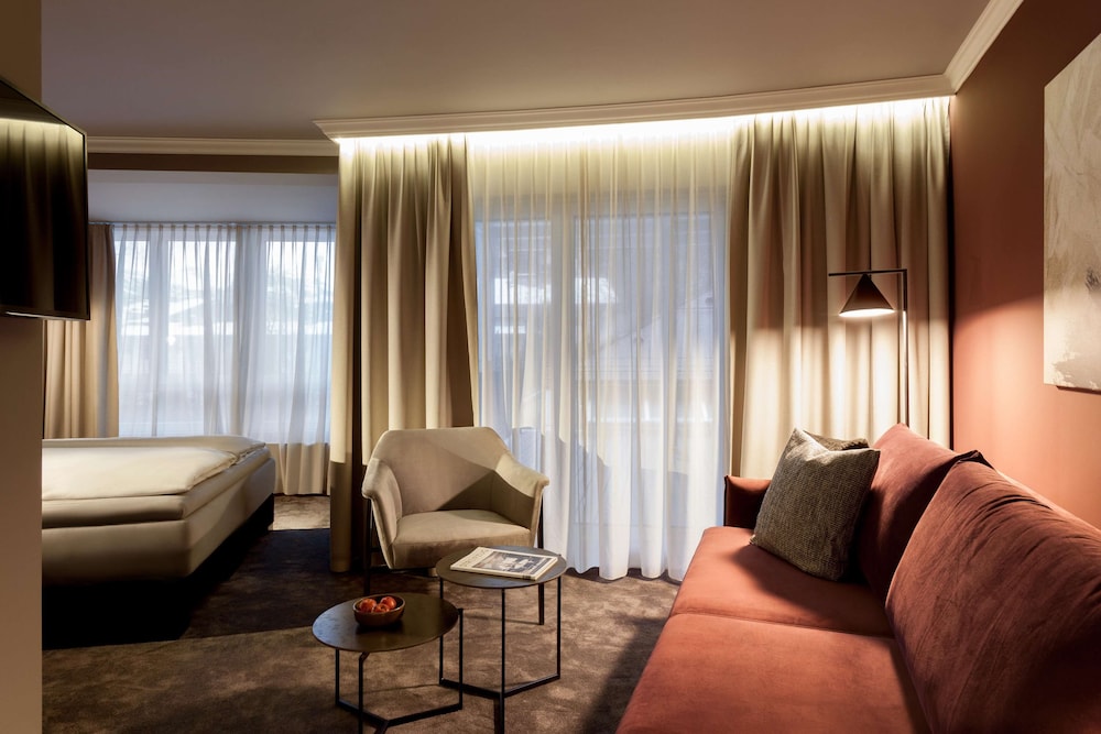 Premium Room, 1 Queen Bed with Sofa bed, Balcony (2 Adults and 1 Child) photo 3