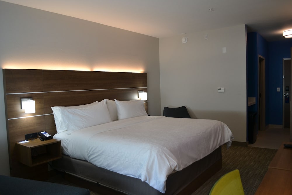Standard Room, 1 King Bed - Photo 3