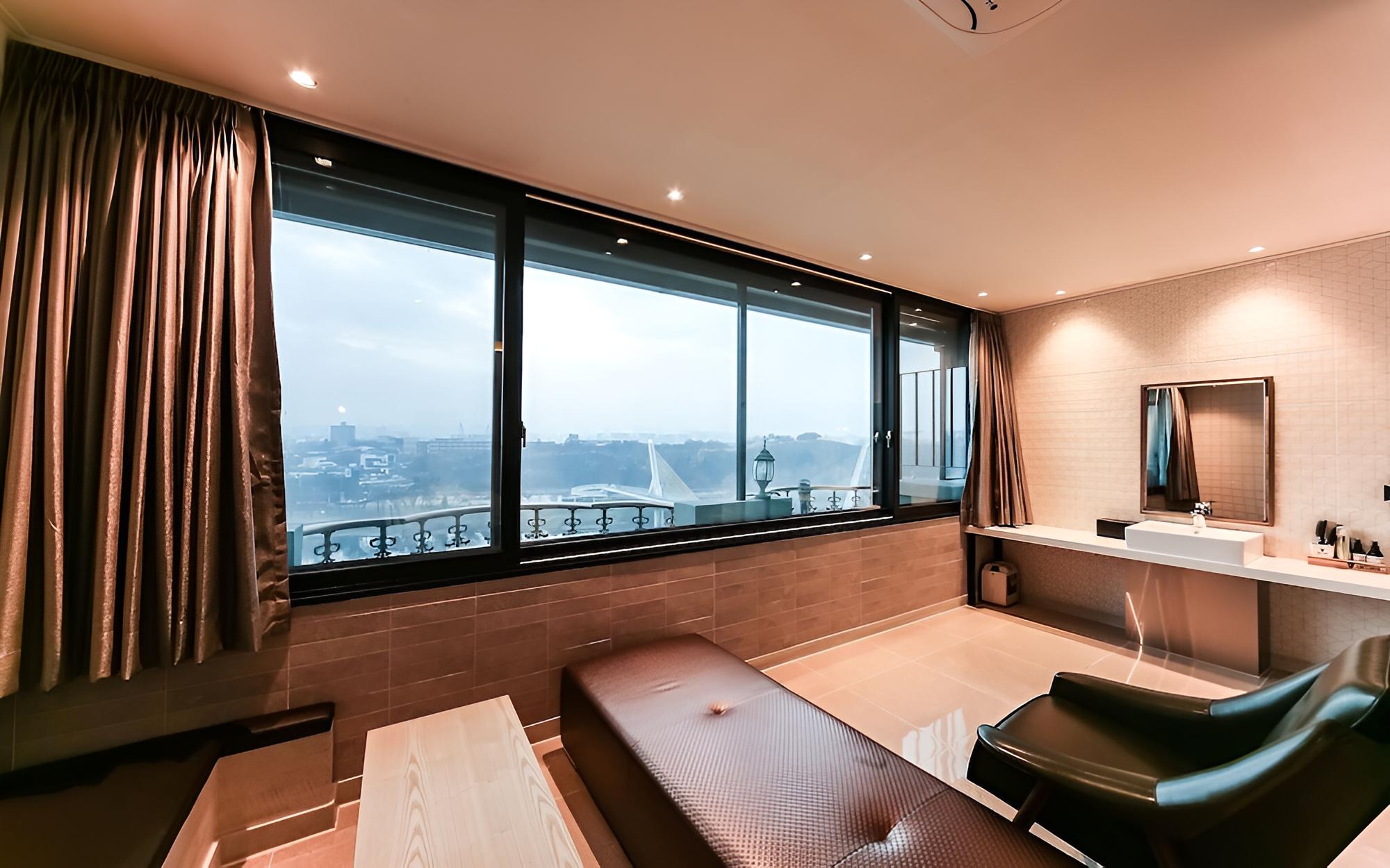 Room (Residence) - Photo 10