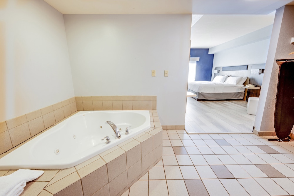 Suite, 1 King Bed, Jetted Tub (Additional Living Area) - Photo 2