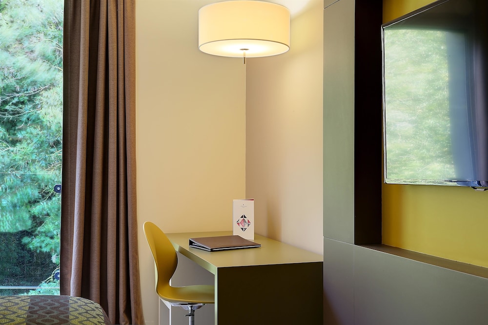Standard Room, 1 King Bed, Non Smoking (Forest) - Photo 4