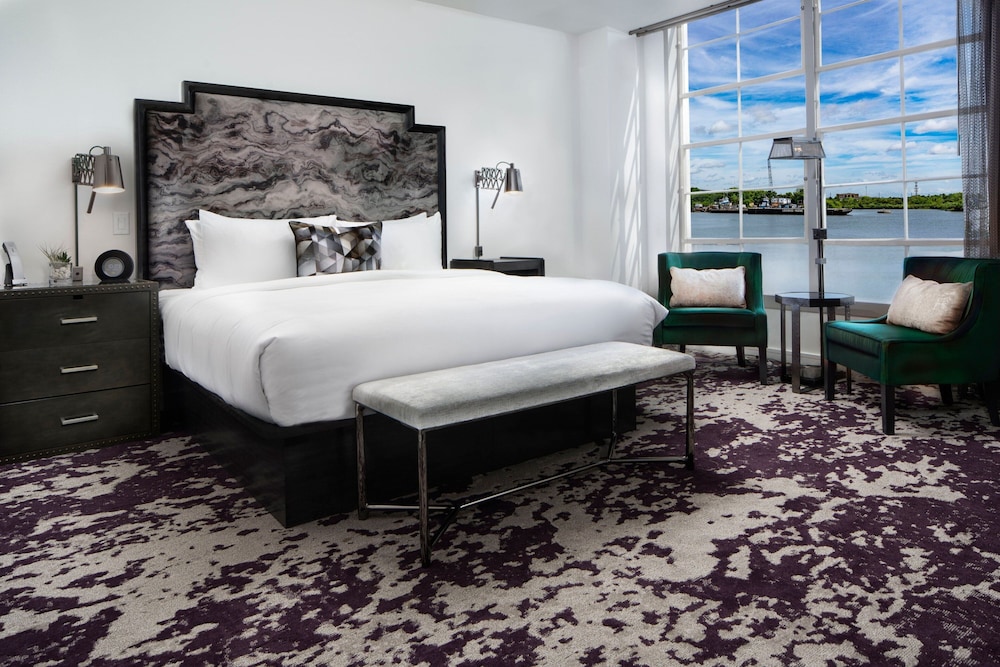 Deluxe Room, 1 King Bed, River View (Mobility/Hearing Access, Roll-In Shwr)