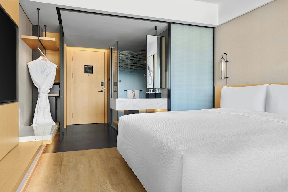 Premium Room, 1 King Bed, City View
