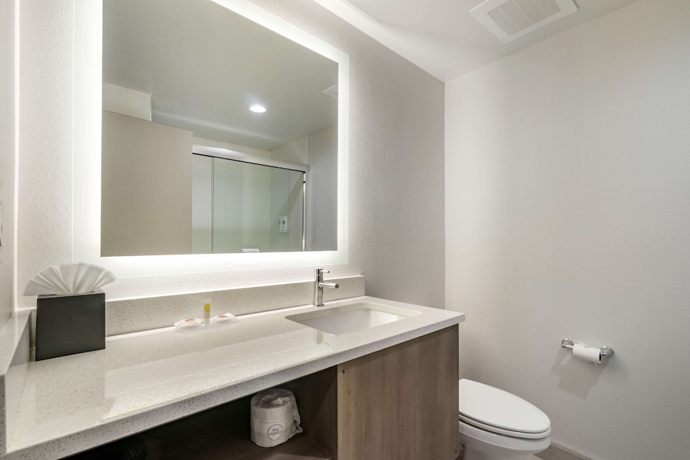 Suite, 1 King Bed with Sofa bed, Accessible, Non Smoking (Accessible Tub) - Photo 5
