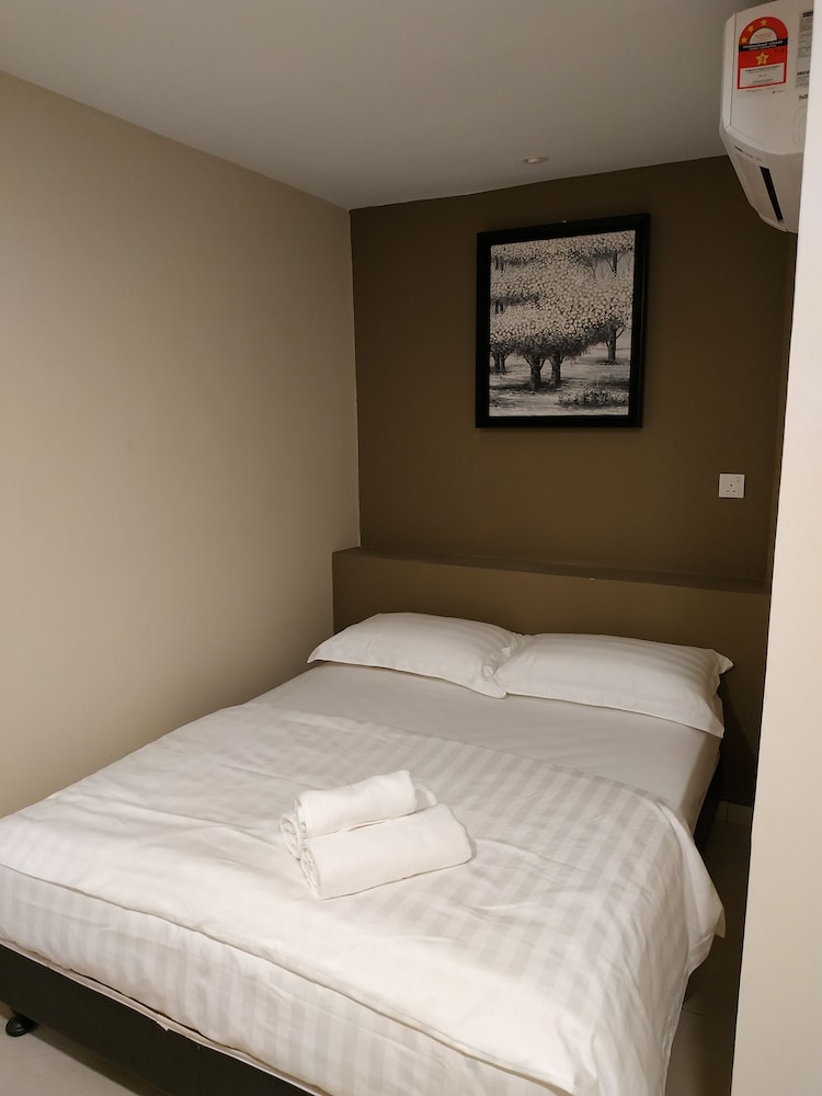 Standard Room, 1 Queen Bed - Photo 13