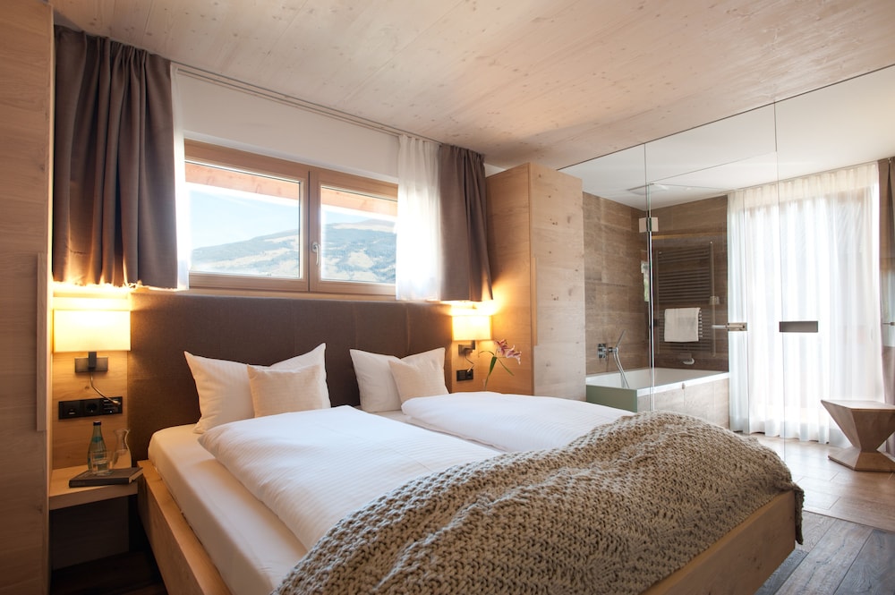 Deluxe Suite, 2 Bedrooms, Balcony photo 2