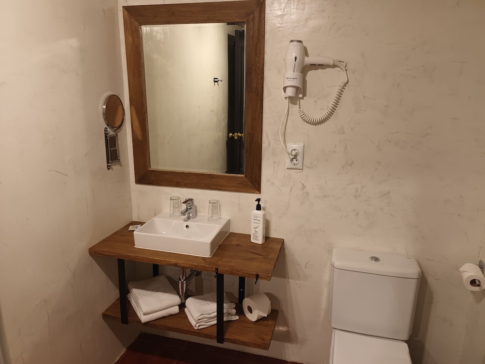 Standard Twin Room - Photo 3
