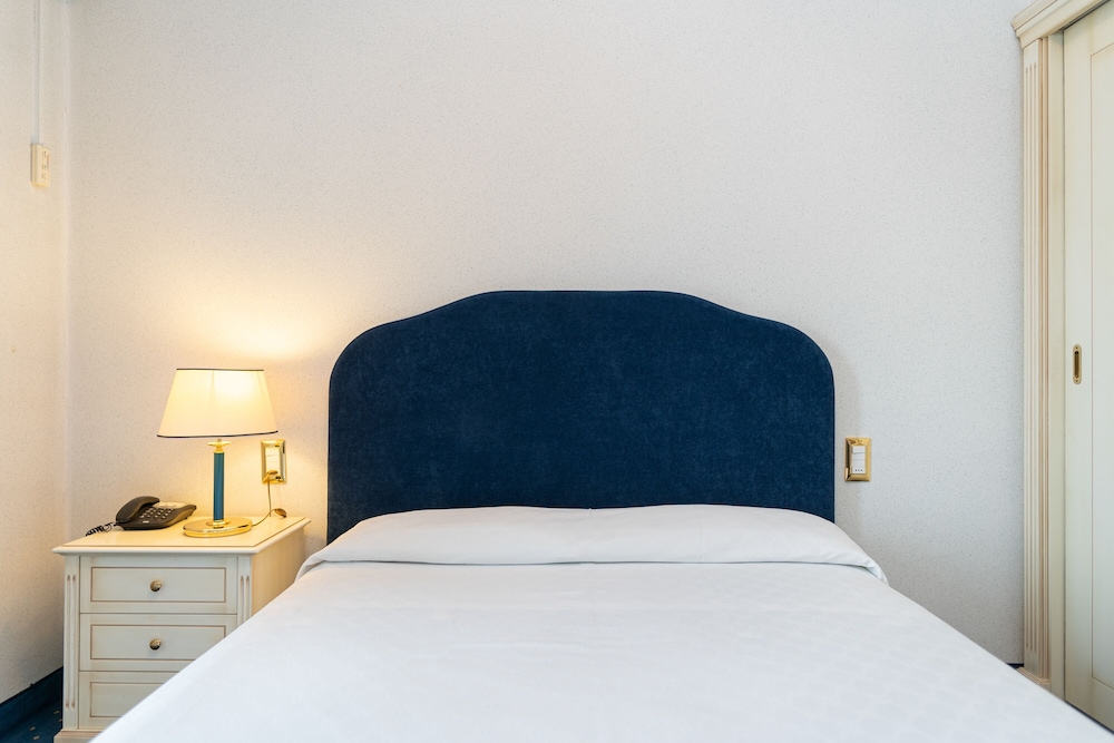 Double Room, Balcony, Garden View (Elegant) photo 2