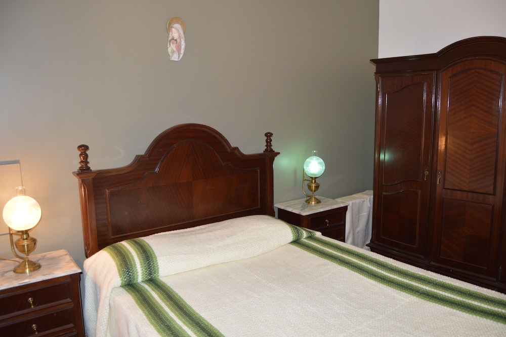 Deluxe Double Room, 1 Queen Bed, Shared Bathroom photo 3