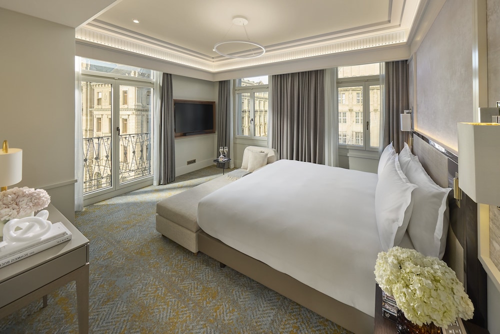 Suite, 1 King Bed, Balcony, Corner