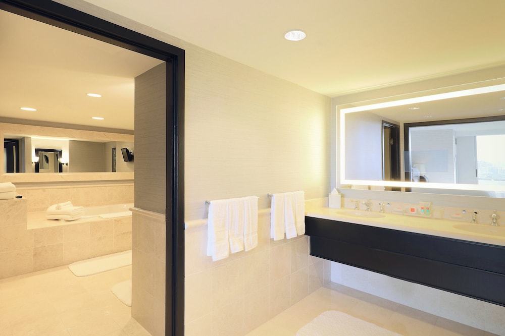 Presidential Suite, Balcony thumbnail 6