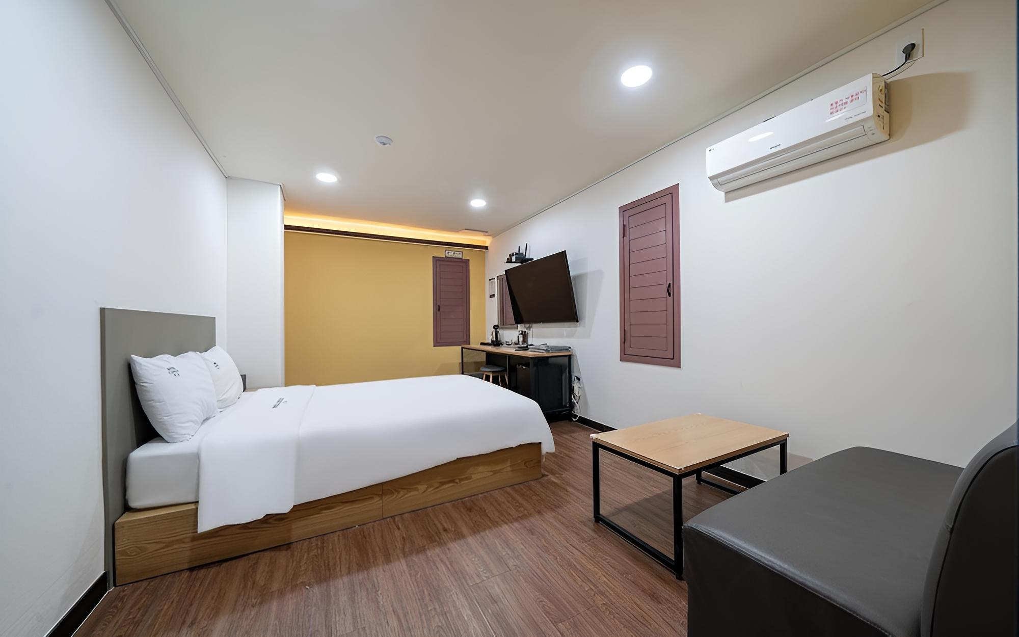 Room (Semi-private room (Netflix Disney App) photo 1