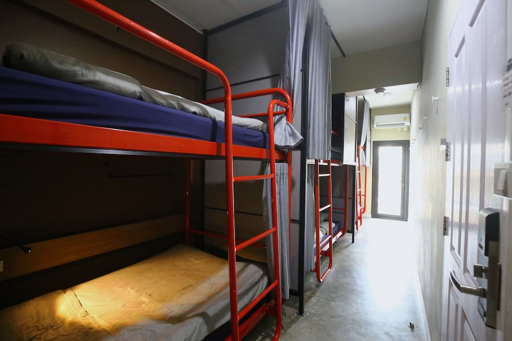 6-Bed Female Dorm Room photo 3