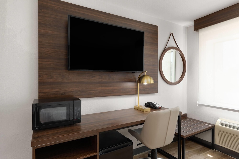 Room, 1 Double Bed, Accessible, Non Smoking (Mobility/Hearing Impaired Accessible) - Photo 3