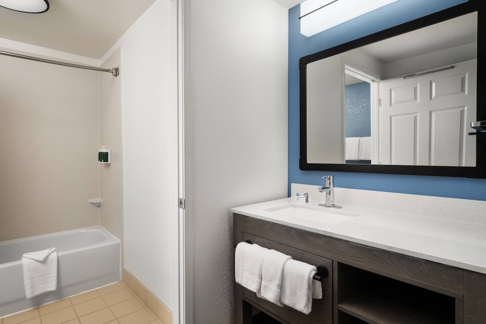 Suite, 2 Bedrooms - Photo 8