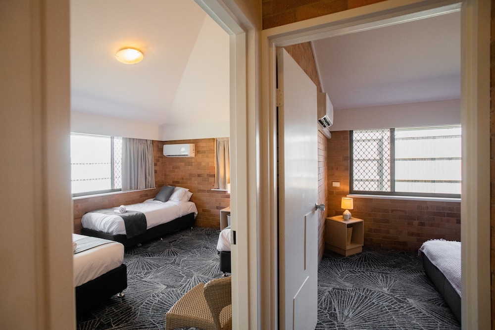 Standard Suite, Multiple Beds, Non Smoking, Ensuite photo 2