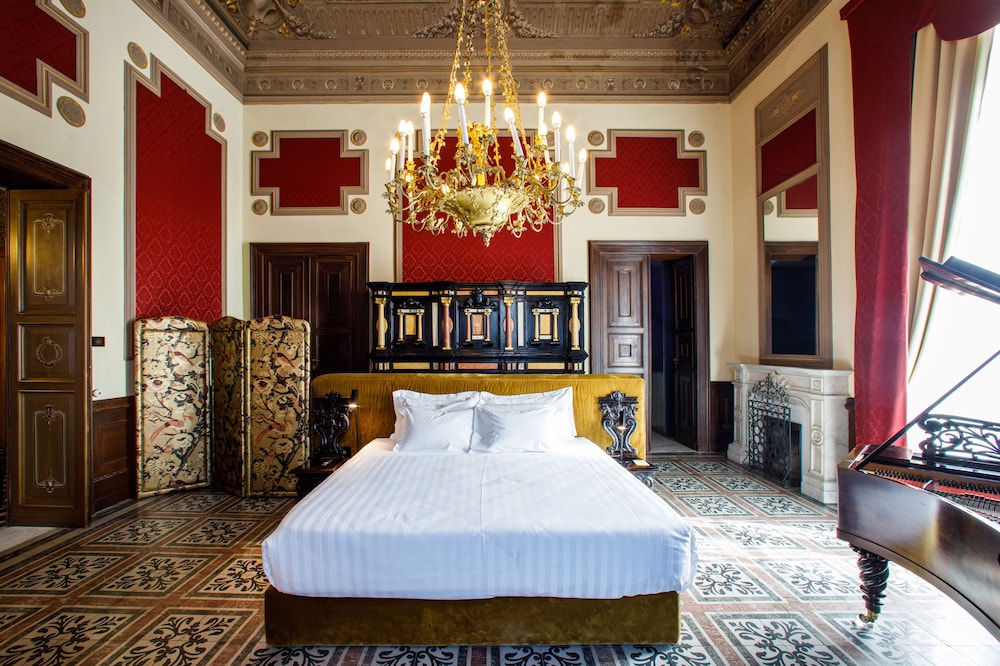 Royal Room - Photo 1