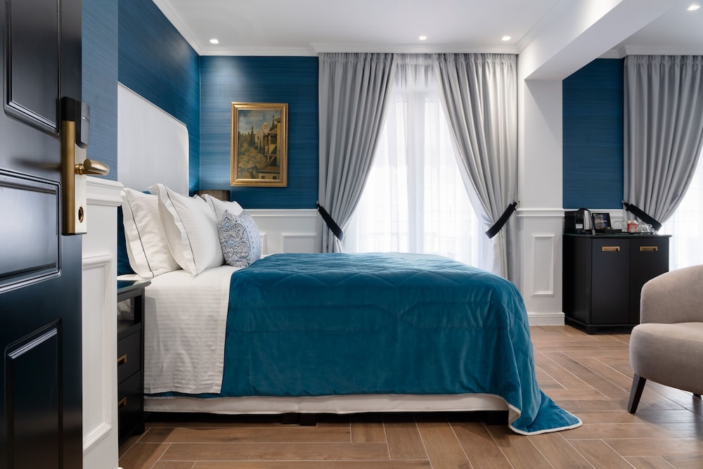 Deluxe Suite, 1 King Bed, Balcony, City View (Sauna) photo 2