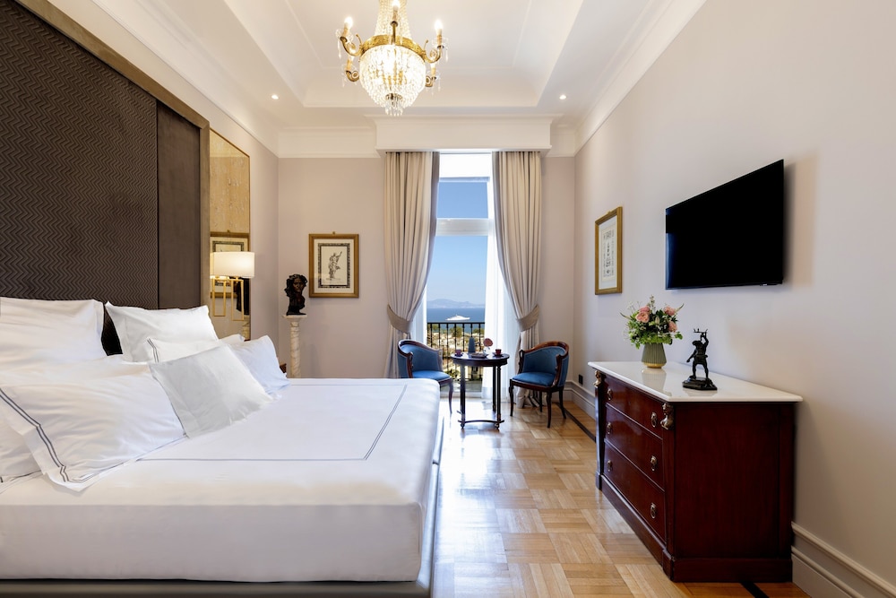 Deluxe Room, 1 King Bed, Sea View photo 1