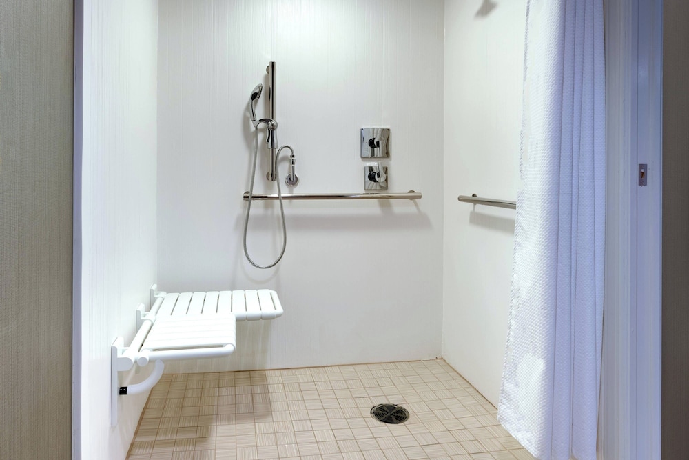 Standard Room, 2 Queen Beds (Mobility Accessible, Roll-In Shower) - Photo 5