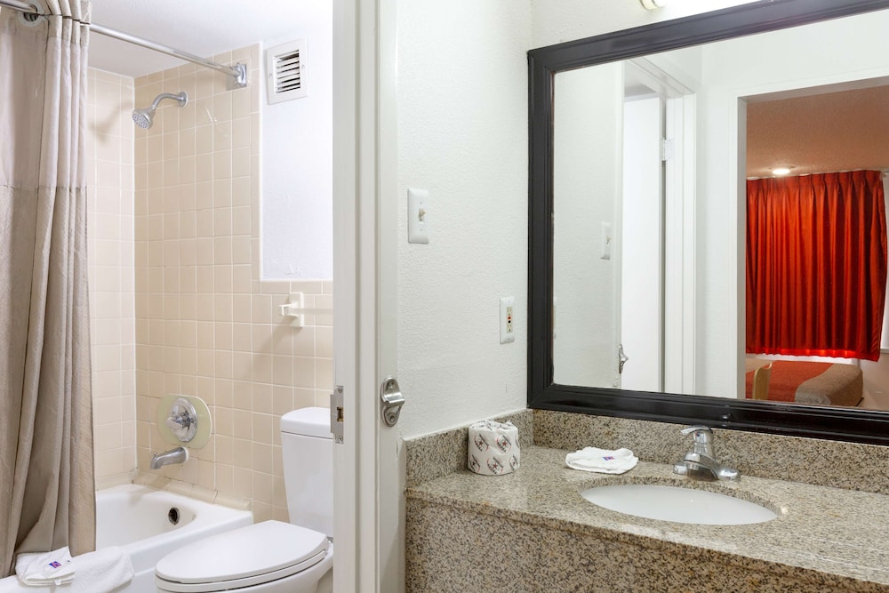 Deluxe Room, 2 Queen Beds, Non Smoking, Refrigerator & Microwave - Photo 7