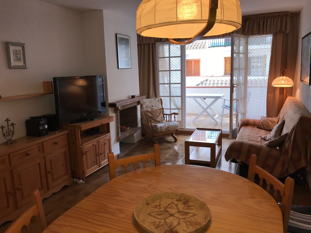 Apartamento, 2 habitaciones, balcón, vista a la piscina
