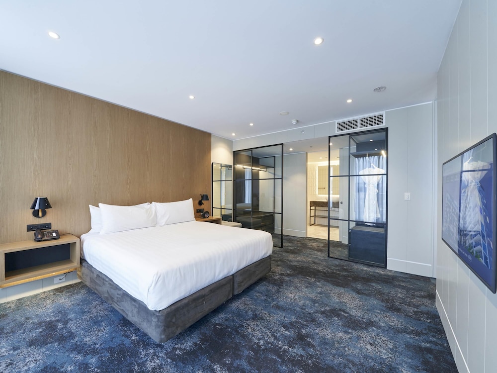 Deluxe Suite, 1 King Bed, Balcony, Park View thumbnail 5