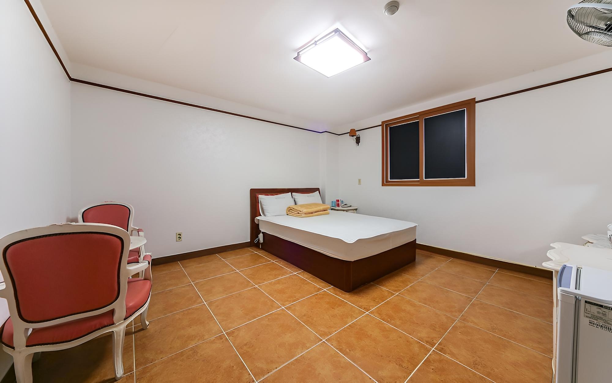 Room (Standard Room) - Photo 9