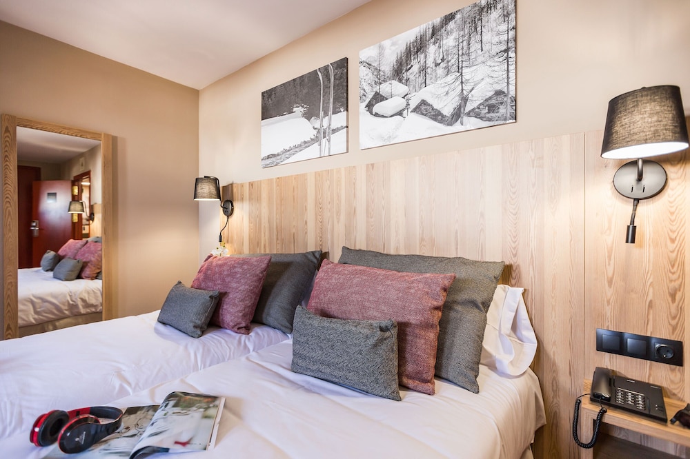 Single Room (Interior)