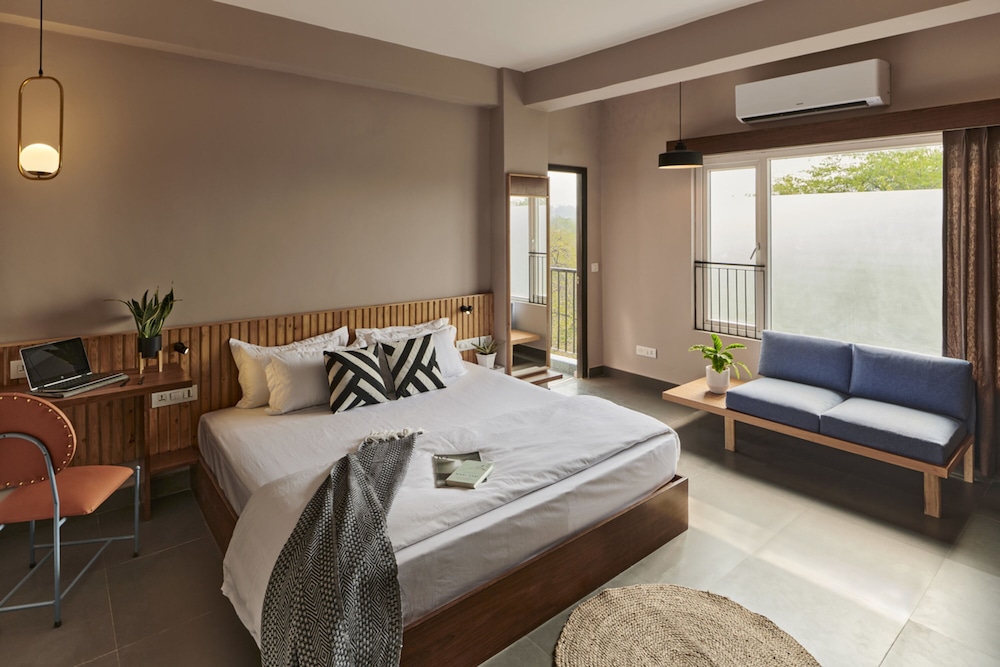 Deluxe Room, 1 King Bed, Balcony