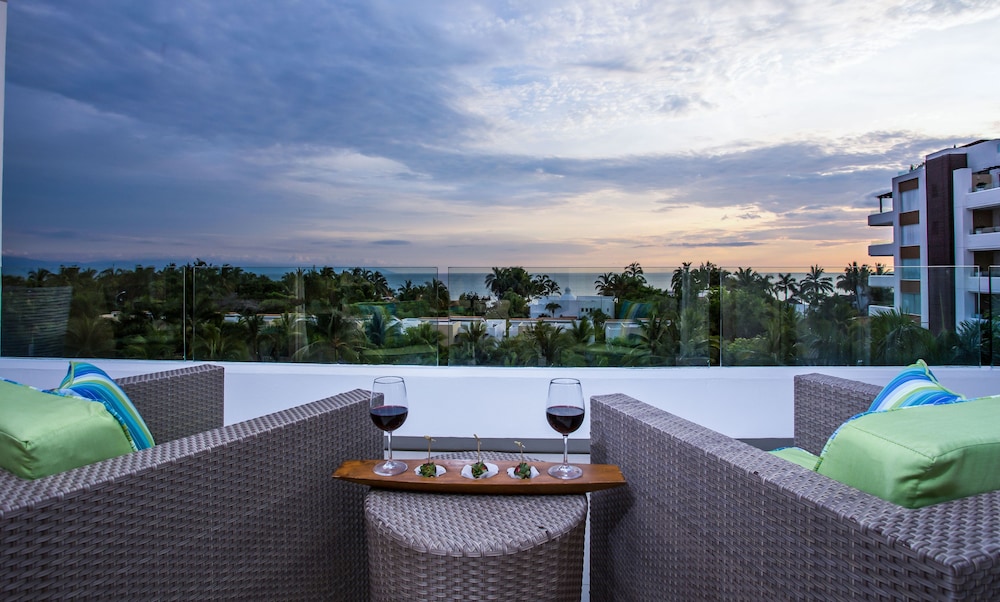 Two-Bedroom Ocean View Suite 1 King Bed with 2 Double beds - Photo 4