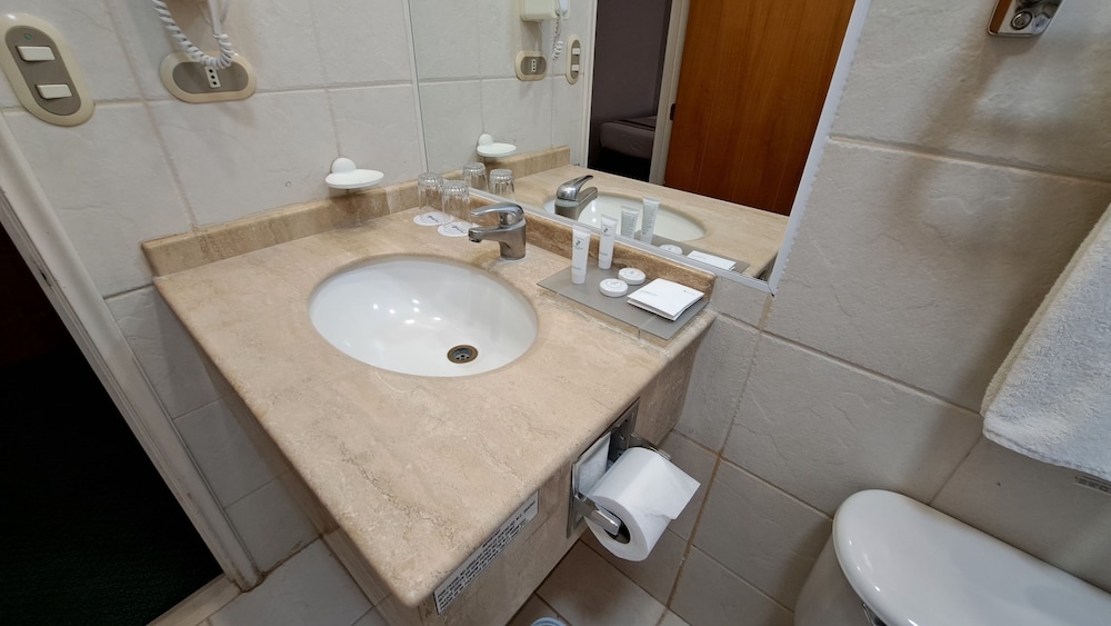 Standard Twin Room - Photo 10