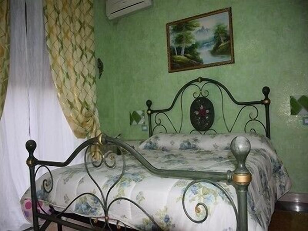 Basic Double Room Single Use, Private Bathroom photo 1