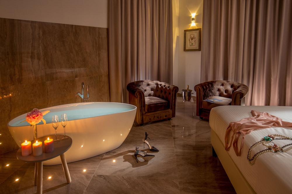 Junior Studio Suite, Bathtub photo 1