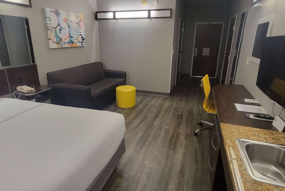 Studio, 1 Queen Bed, Accessible, Non Smoking (Hearing Impaired Accessible) - Photo 2