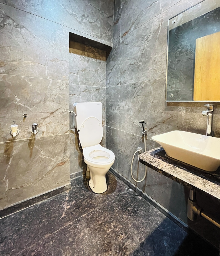 Deluxe Double Room - Photo 9