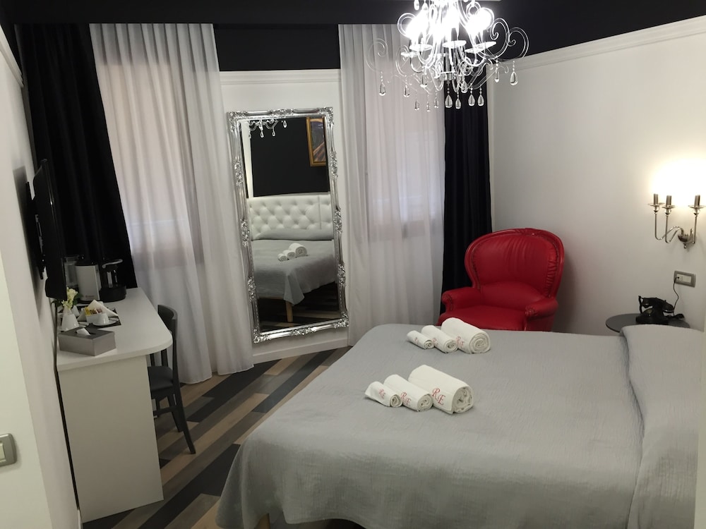 Deluxe Room - Photo 7