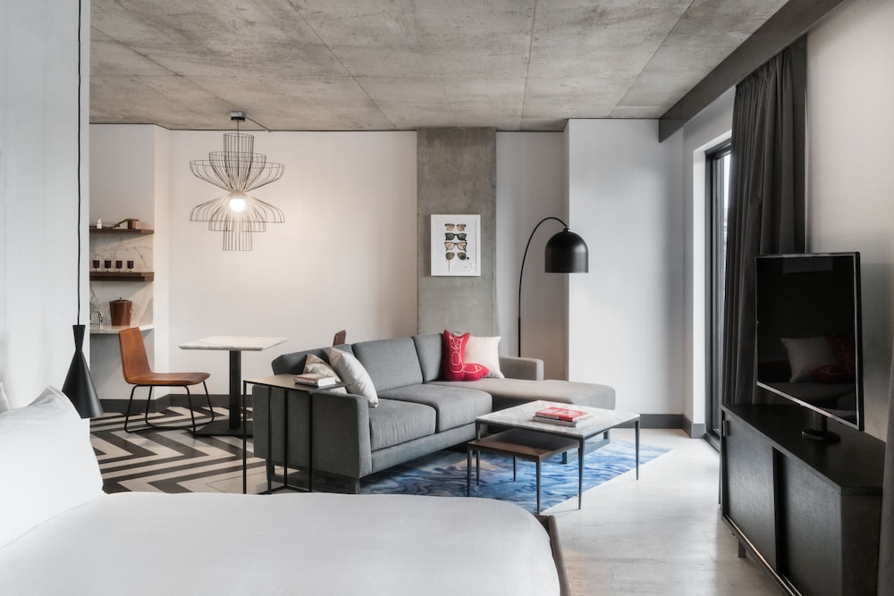 Suite, 2 Queen Beds (Innovator)