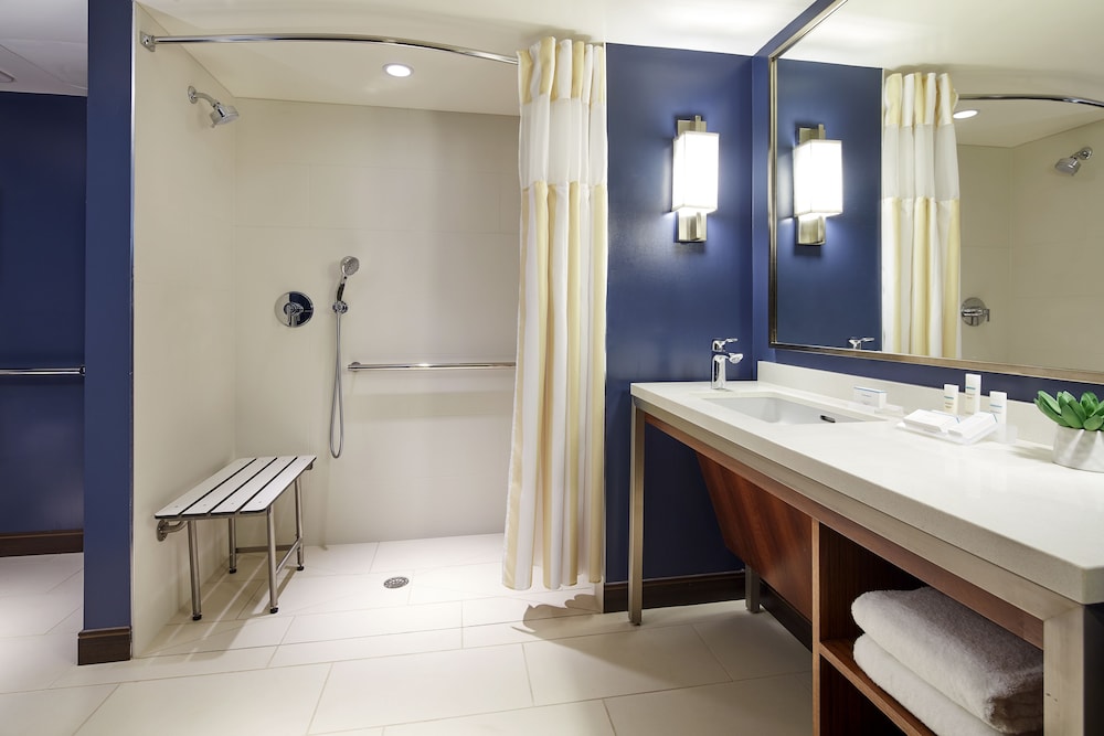 Room, 2 Double Beds, Partial Ocean View (Roll-In Shower) - Photo 4