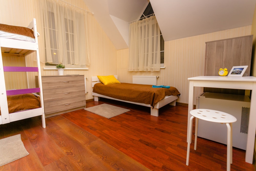 Economy Triple Room photo 2
