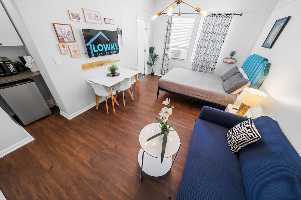 Superior Queen Studio w/ Kitchenette & Futon - Photo 4