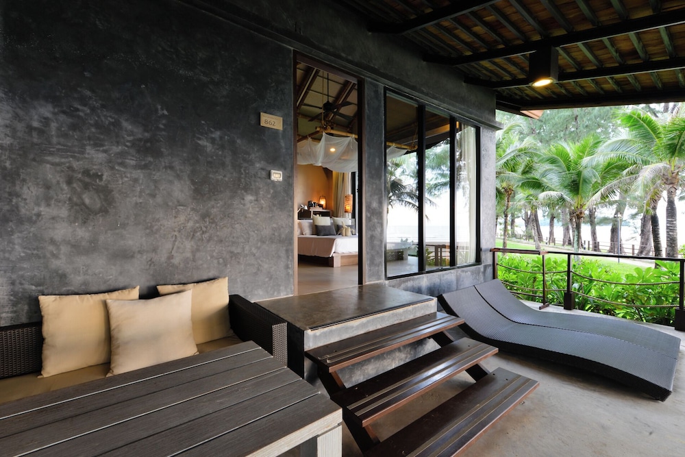 Deluxe Beachfront Villa - Photo 5
