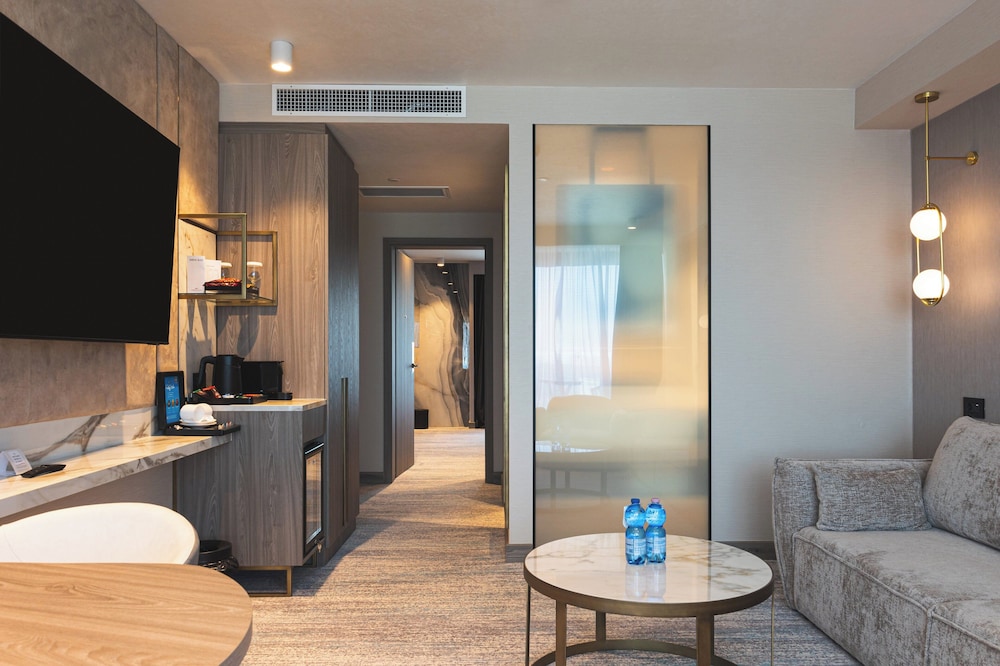 Suite, 1 Bedroom, Balcony, Lake View (Side Lake) photo 3