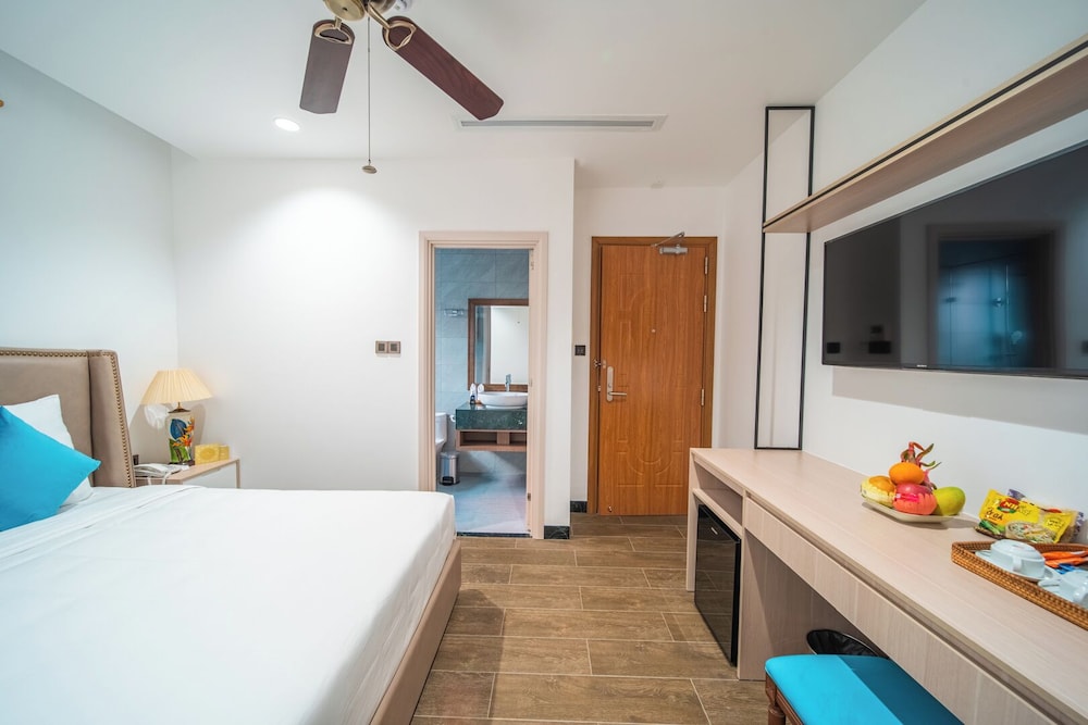 Raya, 1 King Bed without Window